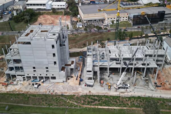 Hospital utilizando estrutura e blocos de cimento